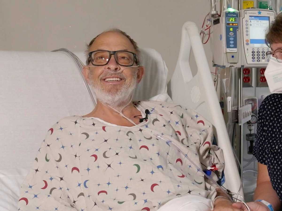 &Iota;&alpha;&tau;&rho;&iota;&kappa;έ&sigmaf; &epsilon;&xi;&epsilon;&lambda;ί&xi;&epsilon;&iota;&sigmaf;: Έ&phi;&upsilon;&gamma;&epsilon; &alpha;&pi;ό &tau;&eta; &zeta;&omega;ή &omicron; &delta;&epsilon;ύ&tau;&epsilon;&rho;&omicron;&sigmaf; ά&nu;&theta;&rho;&omega;&pi;&omicron;&sigmaf; &pi;&omicron;&upsilon; &tau;&omicron;&upsilon; έ&gamma;&iota;&nu;&epsilon; &mu;&epsilon;&tau;&alpha;&mu;ό&sigma;&chi;&epsilon;&upsilon;&sigma;&eta; &tau;&rho;&omicron;&pi;&omicron;&pi;&omicron;&iota;&eta;&mu;έ&nu;&eta;&sigmaf; &kappa;&alpha;&rho;&delta;&iota;ά&sigmaf; &chi;&omicron;ί&rho;&omicron;&upsilon;