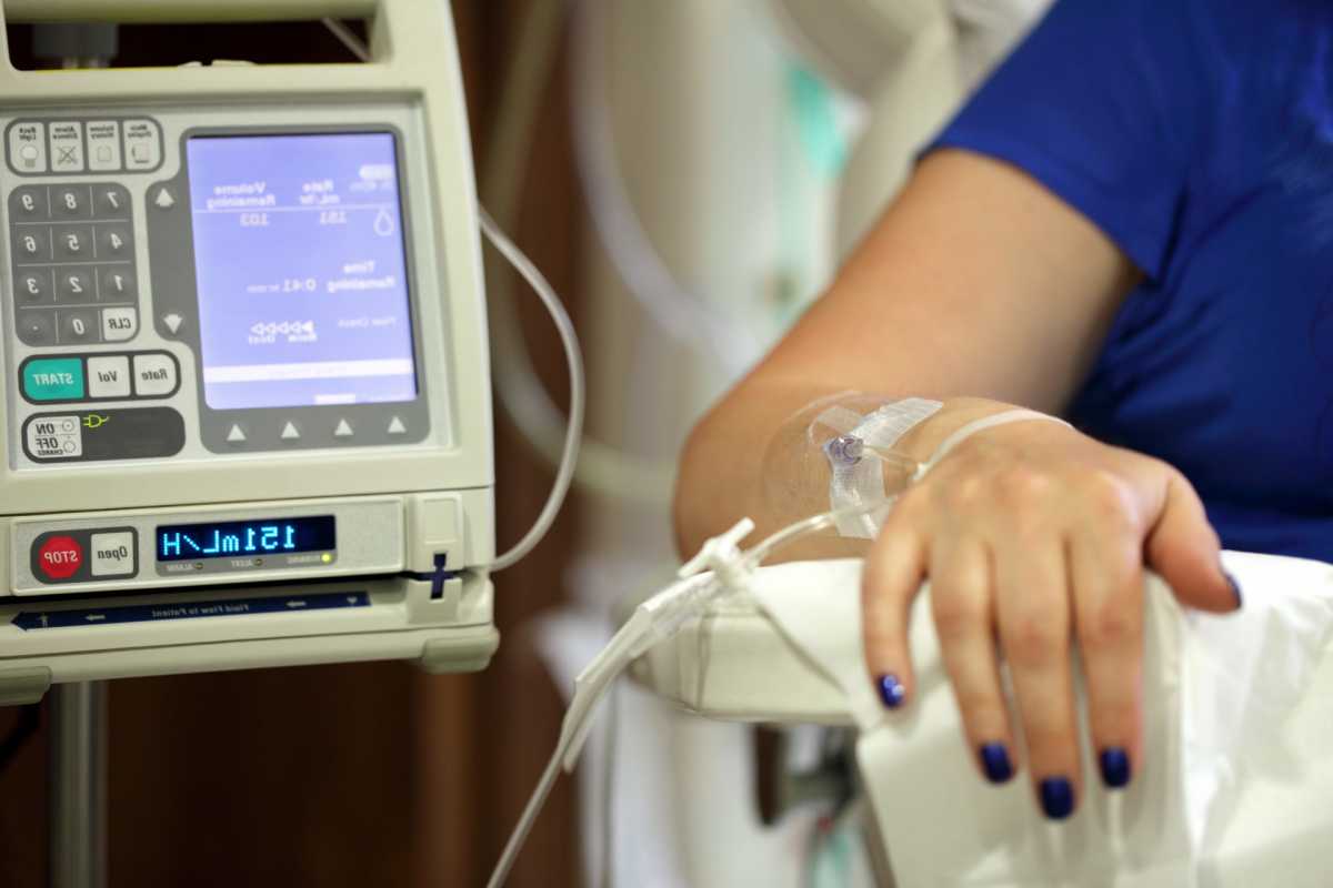 &Epsilon;.&Epsilon;: &Mu;&pi;&omicron;&rho;&epsilon;ί &omicron; &kappa;&omicron;&rho;&omicron;&nu;&omicron;ϊό&sigmaf; &nu;&alpha; &mu;&omicron;&nu;&omicron;&pi;&omega;&lambda;&epsilon;ί, &omicron; &kappa;&alpha;&rho;&kappa;ί&nu;&omicron;&sigmaf; ό&mu;&omega;&sigmaf; &kappa;&alpha;&lambda;&pi;ά&zeta;&epsilon;&iota;