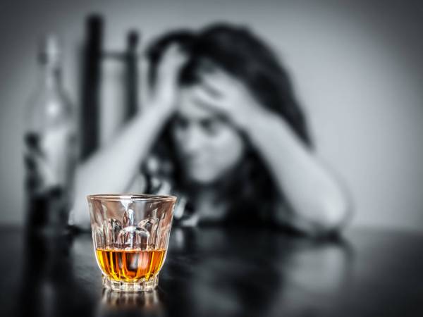 Η υπερβολική κατανάλωση αλκοόλ γερνά τις αρτηρίες μας.