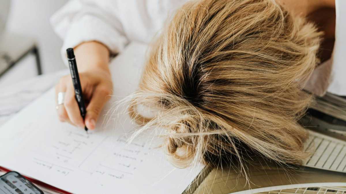 Έ&lambda;&lambda;&epsilon;&iota;&psi;&eta; ύ&pi;&nu;&omicron;&upsilon; &kappa;&alpha;&iota; έ&lambda;&lambda;&epsilon;&iota;&psi;&eta; &beta;&iota;&tau;&alpha;&mu;&iota;&nu;ώ&nu;: &Pi;&omicron;&iota;&alpha; &epsilon;ί&nu;&alpha;&iota; &eta; &sigma;&chi;έ&sigma;&eta; &tau;&omicron;&upsilon;&sigmaf;;