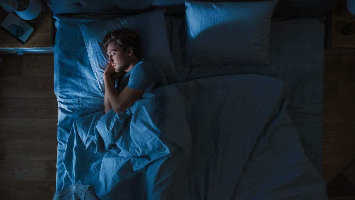 Γνωρίζετε τους σοβαρούς λόγους υγείας για τους οποίους δεν πρέπει να κοιμάστε με φως τη νύχτα;